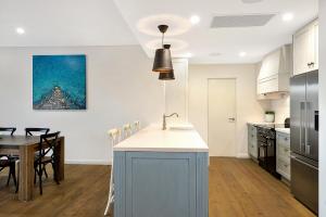 A kitchen or kitchenette at Belle Vue- Penthouse at Black Beach
