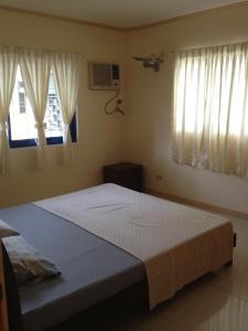 Ένα ή περισσότερα κρεβάτια σε δωμάτιο στο Dumaguete Springs Apartment