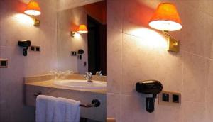 a bathroom with a sink and a mirror at Hotel Oriente in Teruel