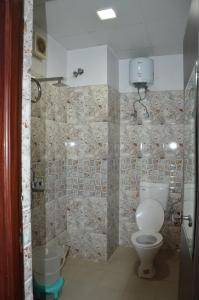 ein Badezimmer mit Toilette und Dusche in der Unterkunft Hotel Galaxy Inn in Jaipur