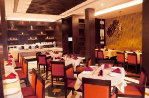 En restaurant eller et andet spisested på Hotel Gwalior Regency