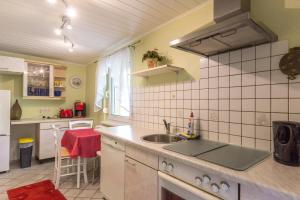 Appartement-Weinbergにあるキッチンまたは簡易キッチン