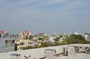 ein Blick auf eine Stadt vom Dach eines Gebäudes in der Unterkunft Hotel Galaxy Inn in Jaipur