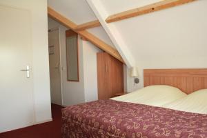 سرير أو أسرّة في غرفة في Hotel Brasserie Oud Maren