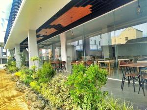 Restoran või mõni muu söögikoht majutusasutuses Urban Style Hotel Lampung, Azana Hotels Collection