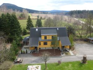 صورة لـ Ferienhaus Bergblick - mit Sauna und Dampfbad und Yacuzzi في Sehma