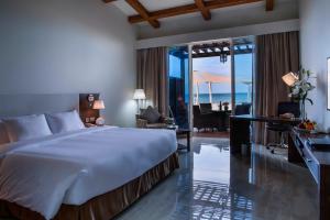 Postel nebo postele na pokoji v ubytování Danat Jebel Dhanna Resort