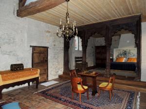 Area tempat duduk di Maison Romane 1136