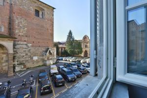 uma vista de uma janela de um parque de estacionamento em B&b Pergola House em Lucca