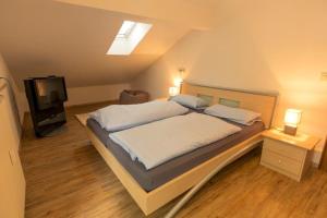 Ein Bett oder Betten in einem Zimmer der Unterkunft Alpen Deluxe Oberammergau