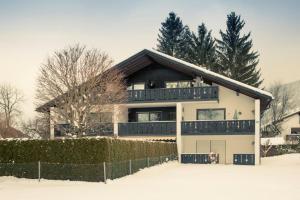 オーバーアマガウにあるAlpen Deluxe Oberammergauの雪の家