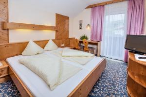 Postel nebo postele na pokoji v ubytování Kinderhotel Sailer