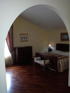 1 dormitorio con 1 cama y 1 sofá en una habitación en Tavernola - Locanda Di Campagna en Battipaglia