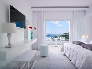Cama ou camas em um quarto em Dimitra Beach Hotel & Suites