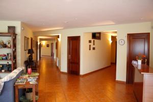 A television and/or entertainment centre at Pensión Mosende