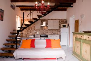 シラクーサにあるCasa Levanteのカラフルな枕が付いたベッドが備わる客室です。