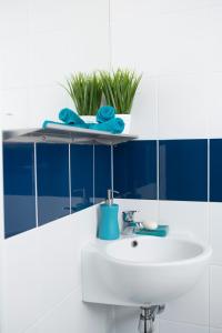 baño con lavabo blanco y azulejos azules en Newport Student Village (Campus Accommodation), en Newport