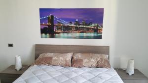 um quarto com uma cama com um quadro na parede em Appartamento Magenta 5 em Turim