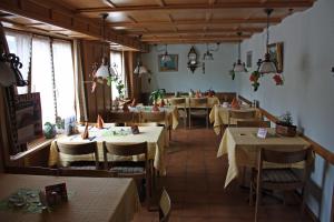 Restaurace v ubytování Hotel Restaurant Koi-Gartenteich