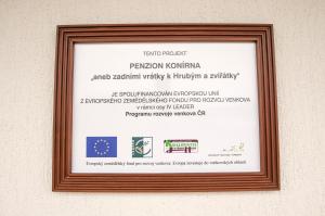 a picture of a sign in a frame on a wall at Pension Konírna in Huntířov