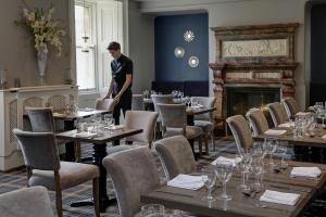 イルミンスターにあるThe Shrubbery Hotel, Ilminsterの食堂に立つ男