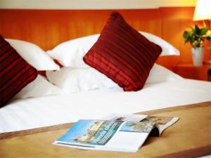 Postel nebo postele na pokoji v ubytování Jinglun Hotel Beijing