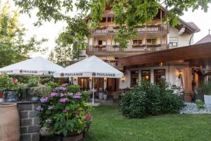 un hôtel avec des parasols en face d'un bâtiment dans l'établissement Hotel & Restaurant Becher, à Donzdorf