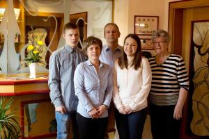 um grupo de pessoas posando para uma foto em Landhotel Teuteberg em Bad Arolsen