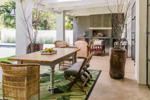 a dining room with a table and chairs at The Whyte House in Graaff-Reinet