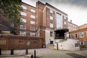 un grand bâtiment en briques avec une porte ouverte dans l'établissement Generator London, à Londres