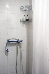 アルブフェイラにあるAcoteias Beach Studioの白いタイル張りのバスルーム(シャワー、ホース付)