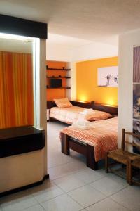 アルブフェイラにあるAcoteias Beach Studioのベッドルーム1室(ベッド2台、椅子付)
