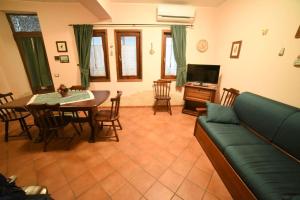 タオルミーナにあるApartment San Pancrazioのリビングルーム(ソファ、テーブル付)