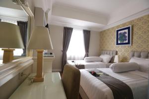 Voodi või voodid majutusasutuse F Hotel Jakarta toas +18 fotot