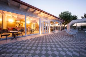 Camping Da Giovanni餐厅或其他用餐的地方