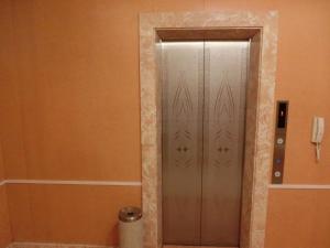 a bathroom with a shower door in a room at Hotel Hyper Noah (Adult Only) in Sakai