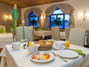 a table with a plate of food and a basket of food at Hotel Friesacher`s Aniferhof in Anif