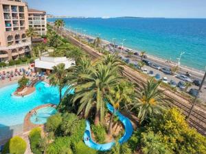una vista aerea di un resort con piscina e oceano di Cannes Front Beach Pools Apartment a Cannes