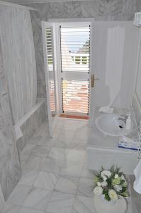 
A bathroom at Hotel Village
