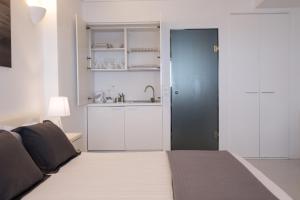 A kitchen or kitchenette at Dreaming View Suites