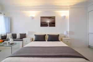 sypialnia z dużym łóżkiem i kanapą w obiekcie Dreaming View Suites w Imerovíglion