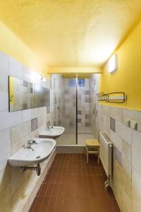 Kylpyhuone majoituspaikassa Travel Hostel