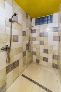 Phòng tắm tại Travel Hostel