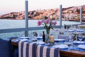 Nápoje v ubytování Cavo Seaside Suites