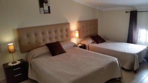 Łóżko lub łóżka w pokoju w obiekcie Hostal Málaga
