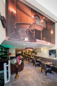 eine Bar mit Stühlen und eine Treppe in einem Restaurant in der Unterkunft Royal Plaza Hotel Amsterdam in Amsterdam