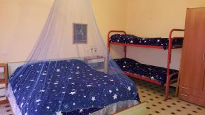 sypialnia z 2 łóżkami piętrowymi i moskitierą w obiekcie B&B Le Mille E Una Notte w mieście Olbia