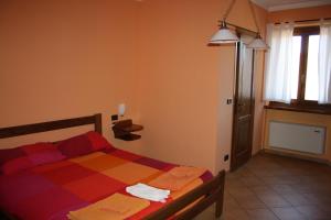 Un dormitorio con una cama con una manta a cuadros. en La Nuvola sul Mare, en Vara Superiore