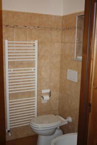 La petite salle de bains est pourvue de toilettes et d'un lavabo. dans l'établissement La Nuvola sul Mare, à Vara Superiore