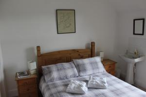 A bed or beds in a room at Dunmhor Guest House